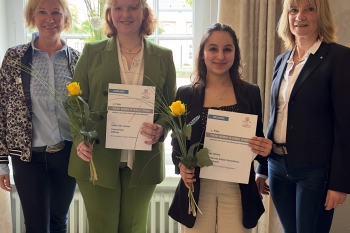 Young Women in Public Affairs - YWPA- Award 2023 ging an an Talia Gürsoy und an Judith Esther Jantzen 